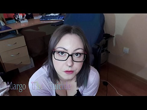 ❤️ Көз айнек тагынган сексуалдуу кыз Дилдону камерага терең соруп ☑ Сапаттуу секс боюнча бизде