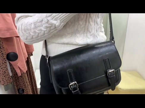 ❤️ Фитинг бөлмөсүндө жаш канчык FeralBerryди дилдо менен коомдук мастурбациялоо ☑ Сапаттуу секс боюнча бизде